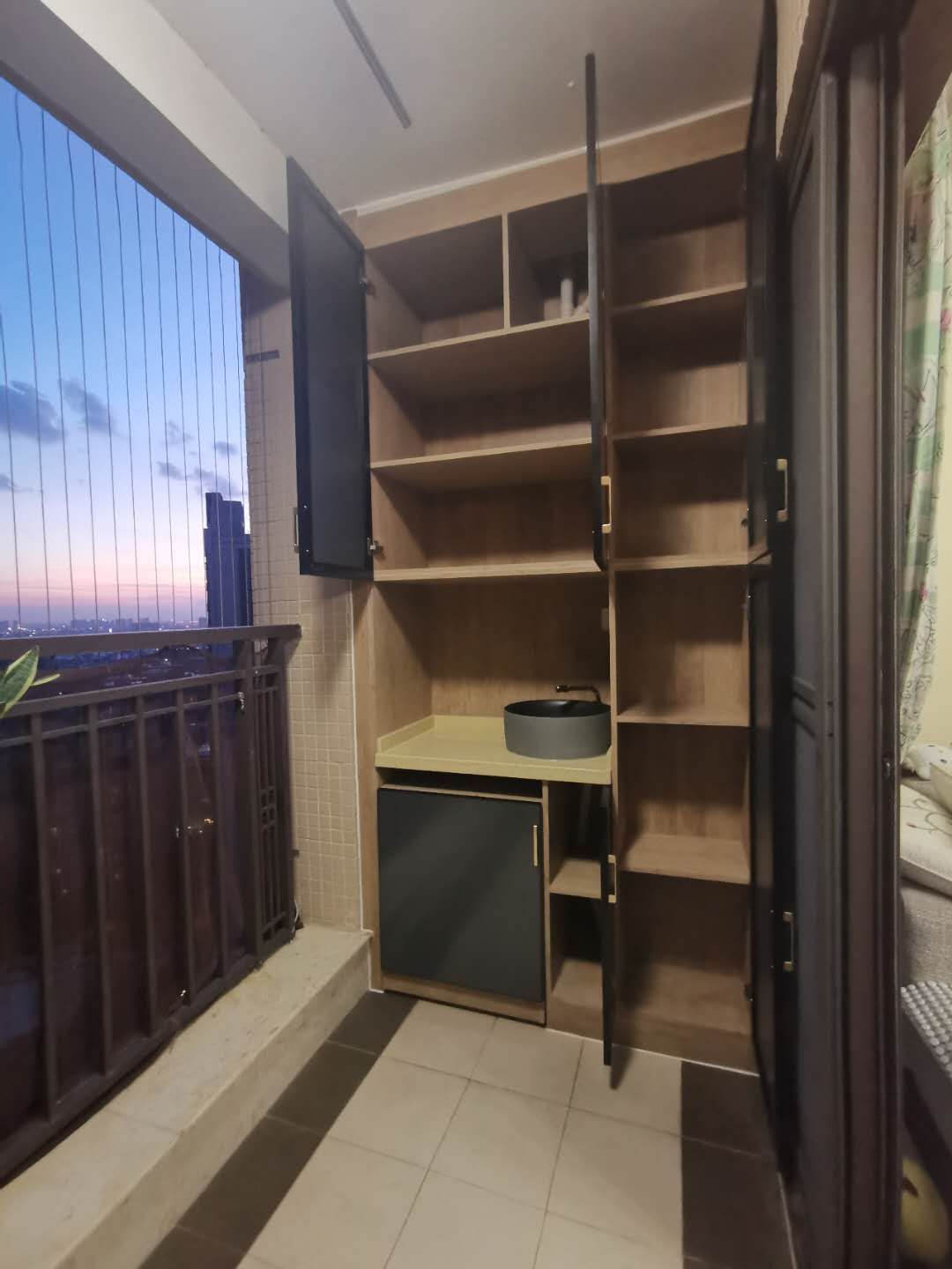 陽臺裝個多功能全鋁折疊收納柜也不錯哦
