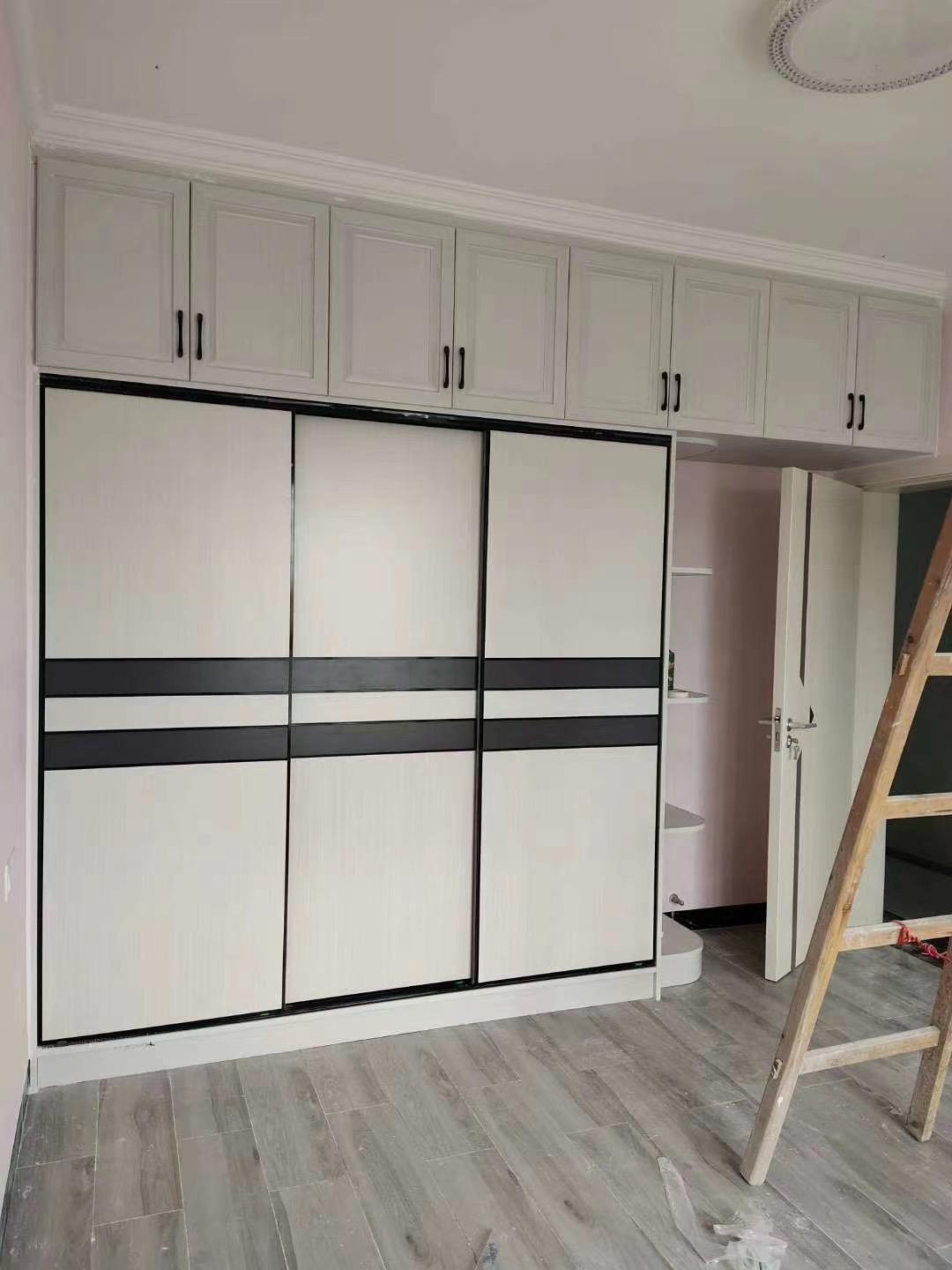 衣柜買(mǎi)現(xiàn)成的還是定制的？看完不糾結(jié)！